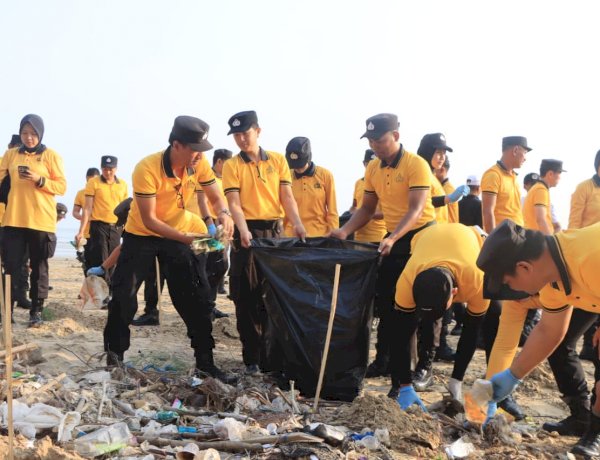 Green Policing : Polresta Tuban Bersihkan Sampah dan Tanam 200 Cemara di Pantai Jenu